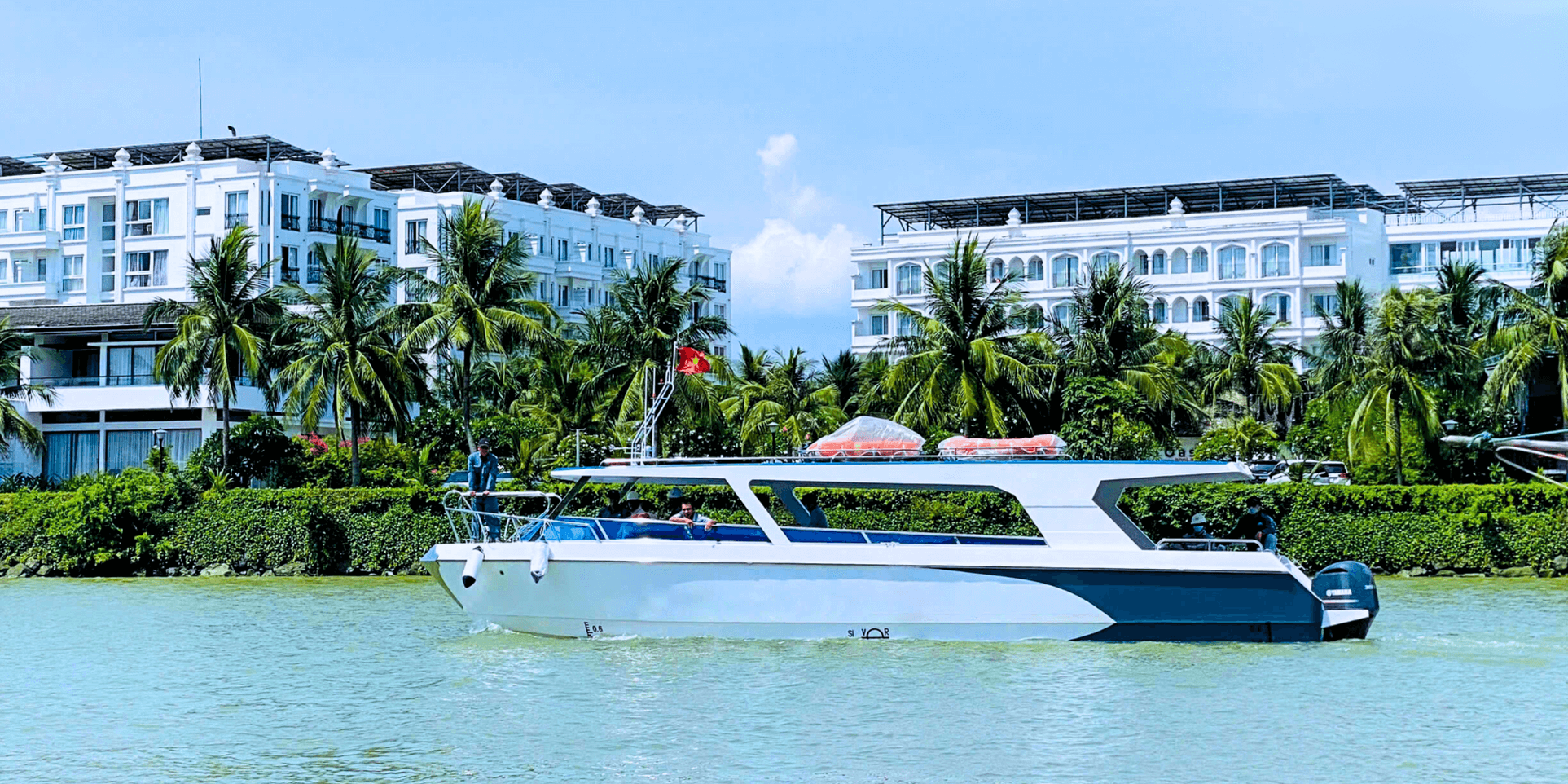 Mẫu tàu du lịch C12 trang bị động cơ Yamaha 250HP mạnh mẽ C12 tourist boat equipped with powerful Yamaha 250HP engines