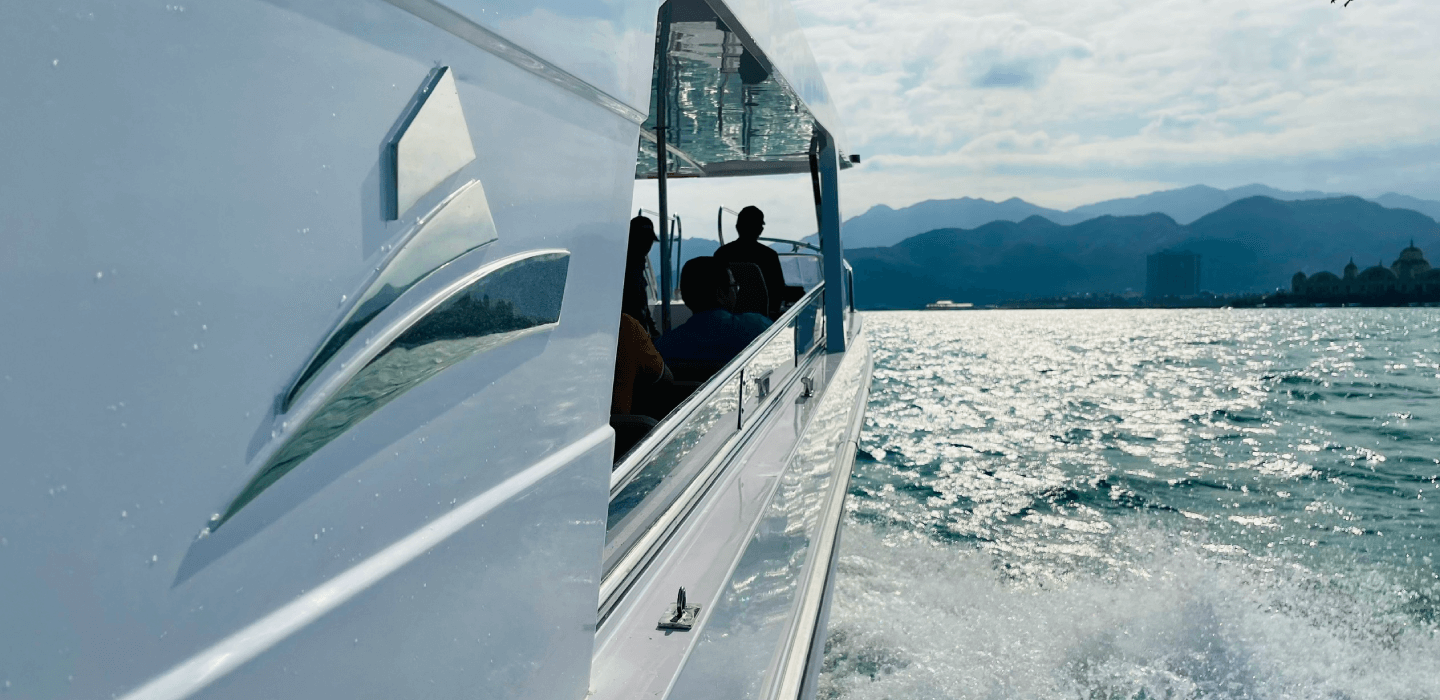 Hình phối cảnh 3D tàu khách C10 thiết kế sang trọng và khí động học. 3D rendering of passenger boat C10 with sleek and aerodynamic design.