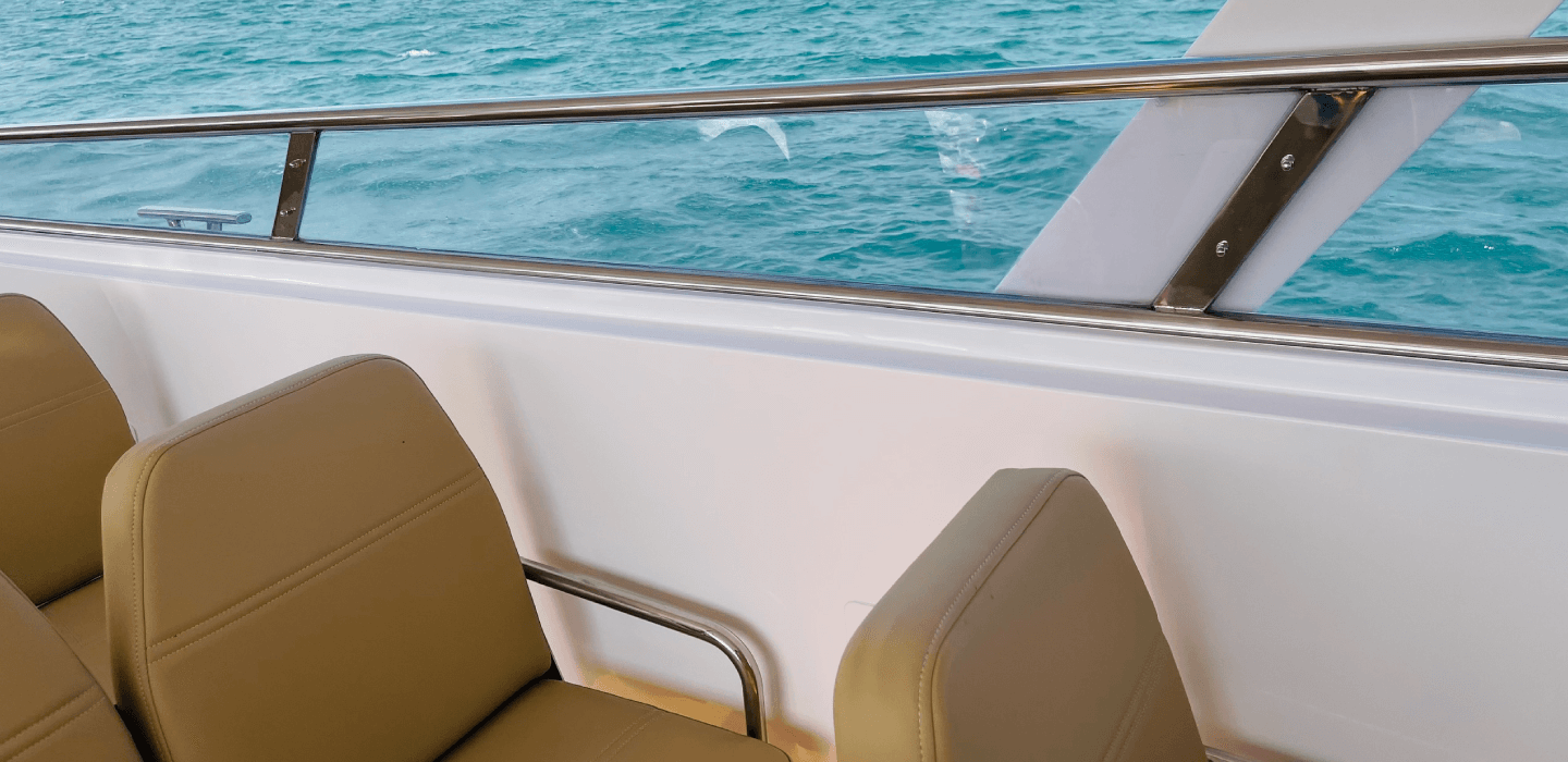 Ghế ngồi bọc da cao cấp trong khoang hành khách tàu C10 hướng ra biển. Premium leather seats in the passenger cabin of boat C10 facing the ocean view.