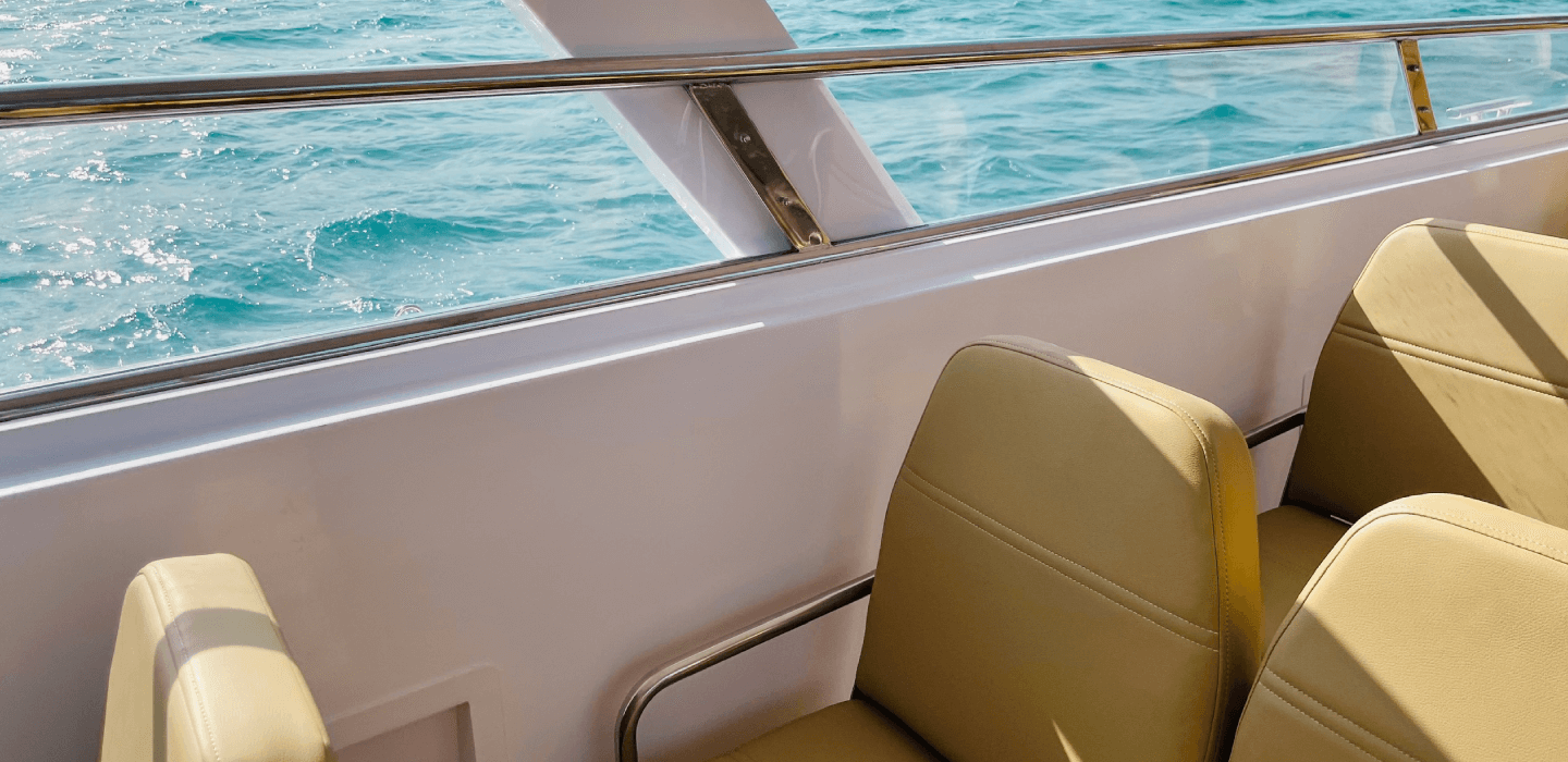 Khoang hành khách thoáng mát của tàu C10 với tầm nhìn ra biển. Spacious passenger cabin of boat C10 with panoramic sea view.