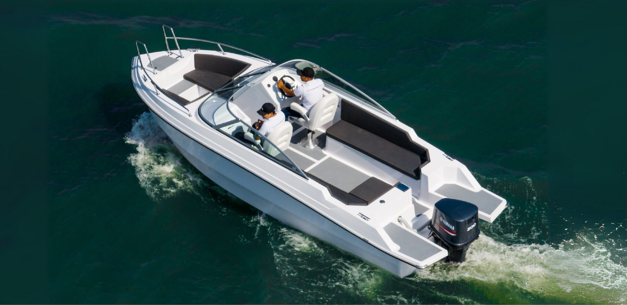 Ca nô Sông Lô C6 chạy tốc độ trên biển xanh – Song Lo C6 powerboat cruising at speed on the open sea
