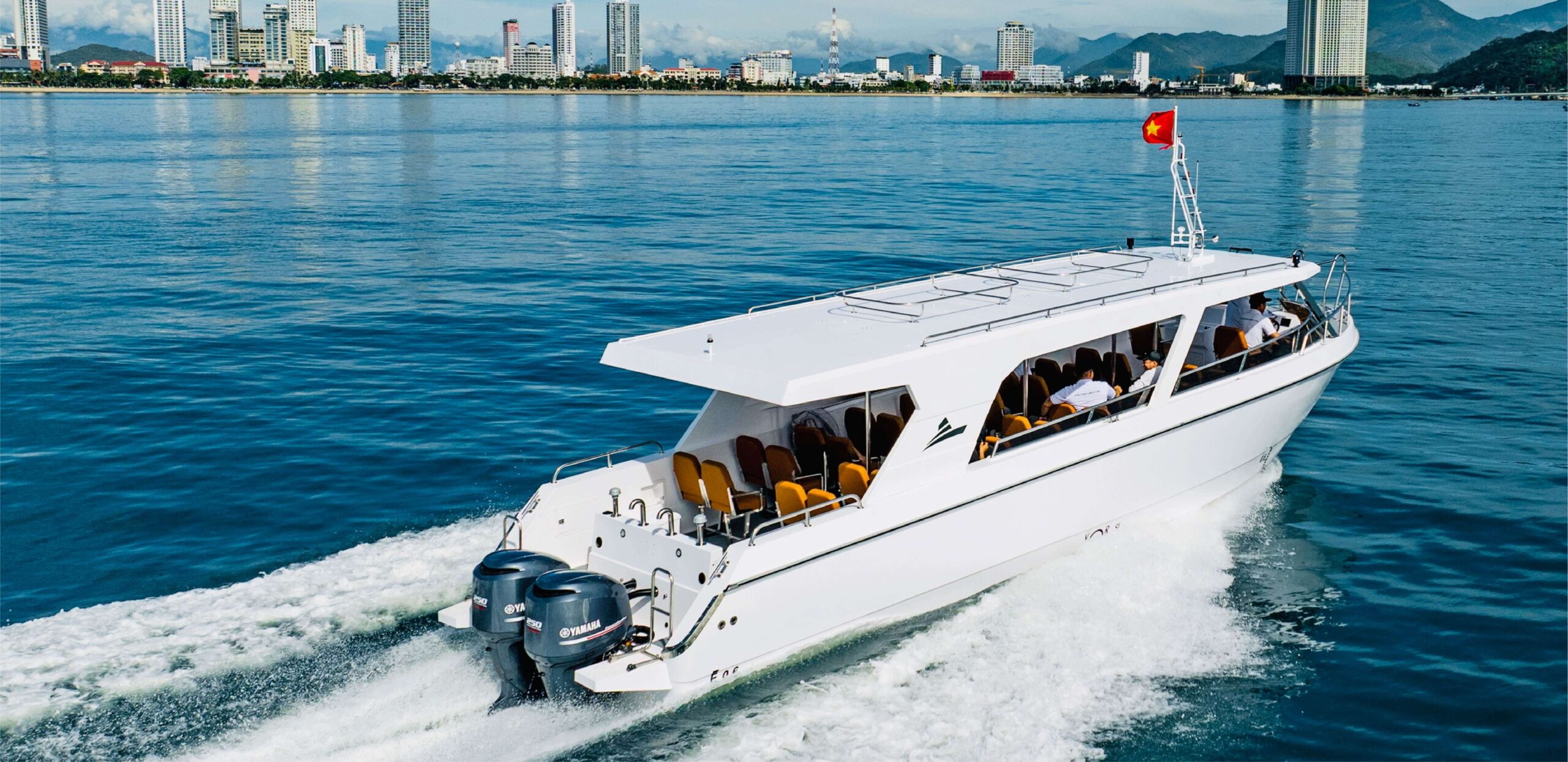 Tàu khách C12 Song Lo Boat với hai động cơ Yamaha chạy tốc độ cao, đáp ứng nhu cầu du lịch biển đảo. C12 passenger boat by Song Lo Boat with twin Yamaha engines at high speed, serving island tourism demand.