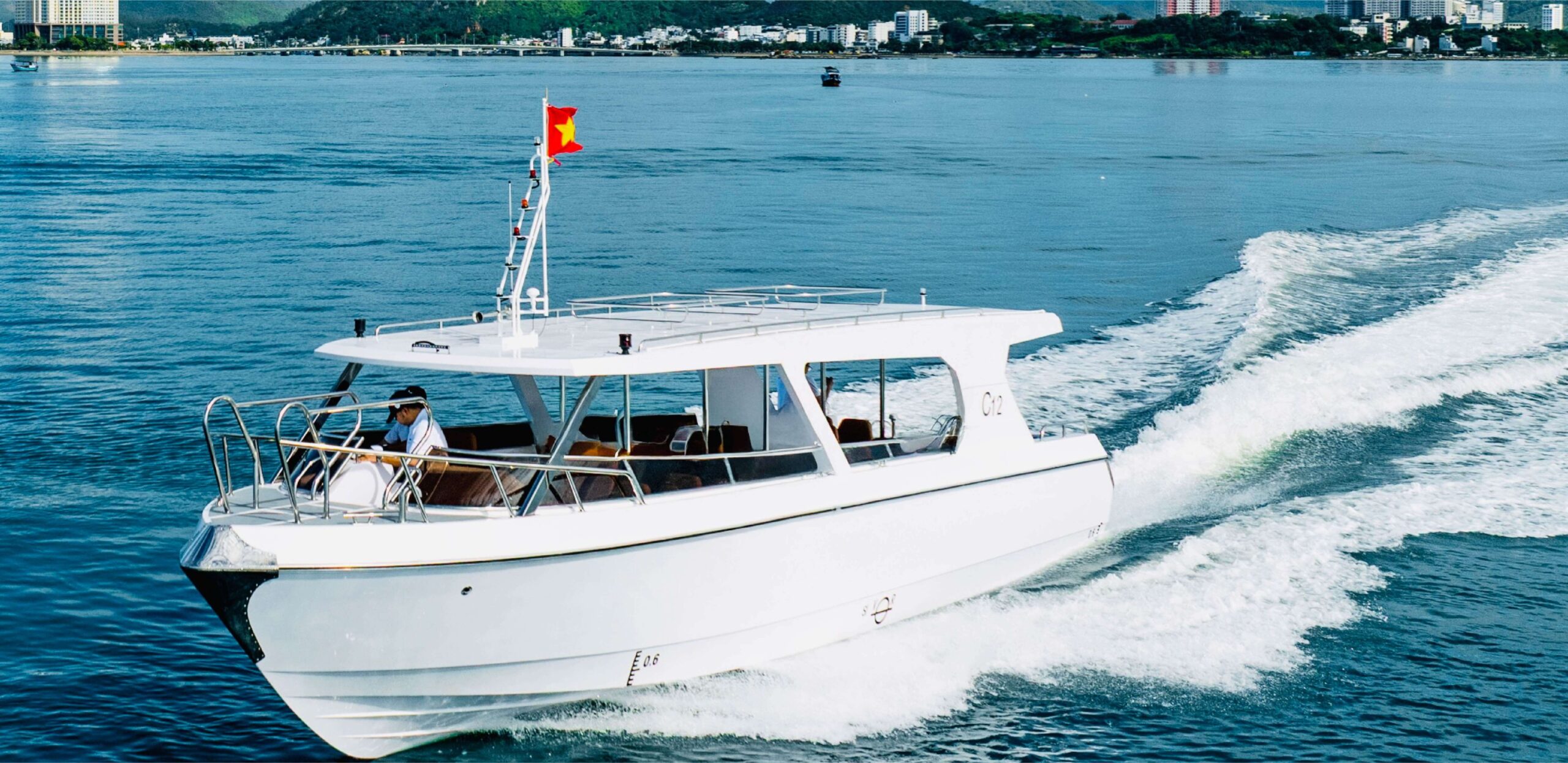 Tàu khách C12 Song Lo Boat di chuyển trên biển phẳng lặng, lựa chọn lý tưởng cho du lịch đảo. C12 passenger boat by Song Lo Boat sailing on calm sea, ideal choice for island tourism.