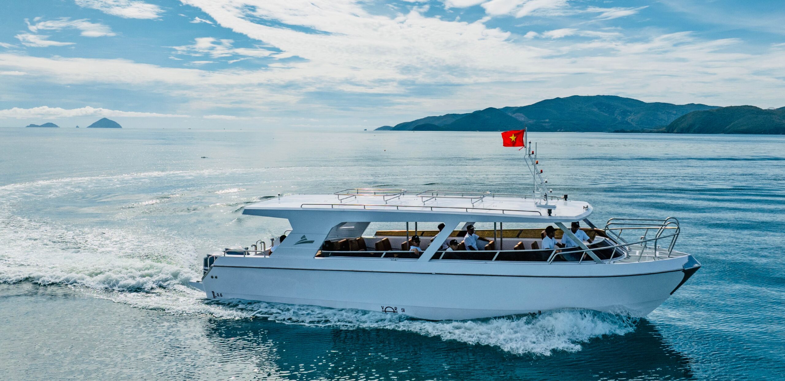 Tàu khách C12 Song Lo Boat chạy trên biển xanh, thiết kế hiện đại cho du lịch biển đảo. C12 passenger boat by Song Lo Boat cruising on blue sea, modern design for island tourism.