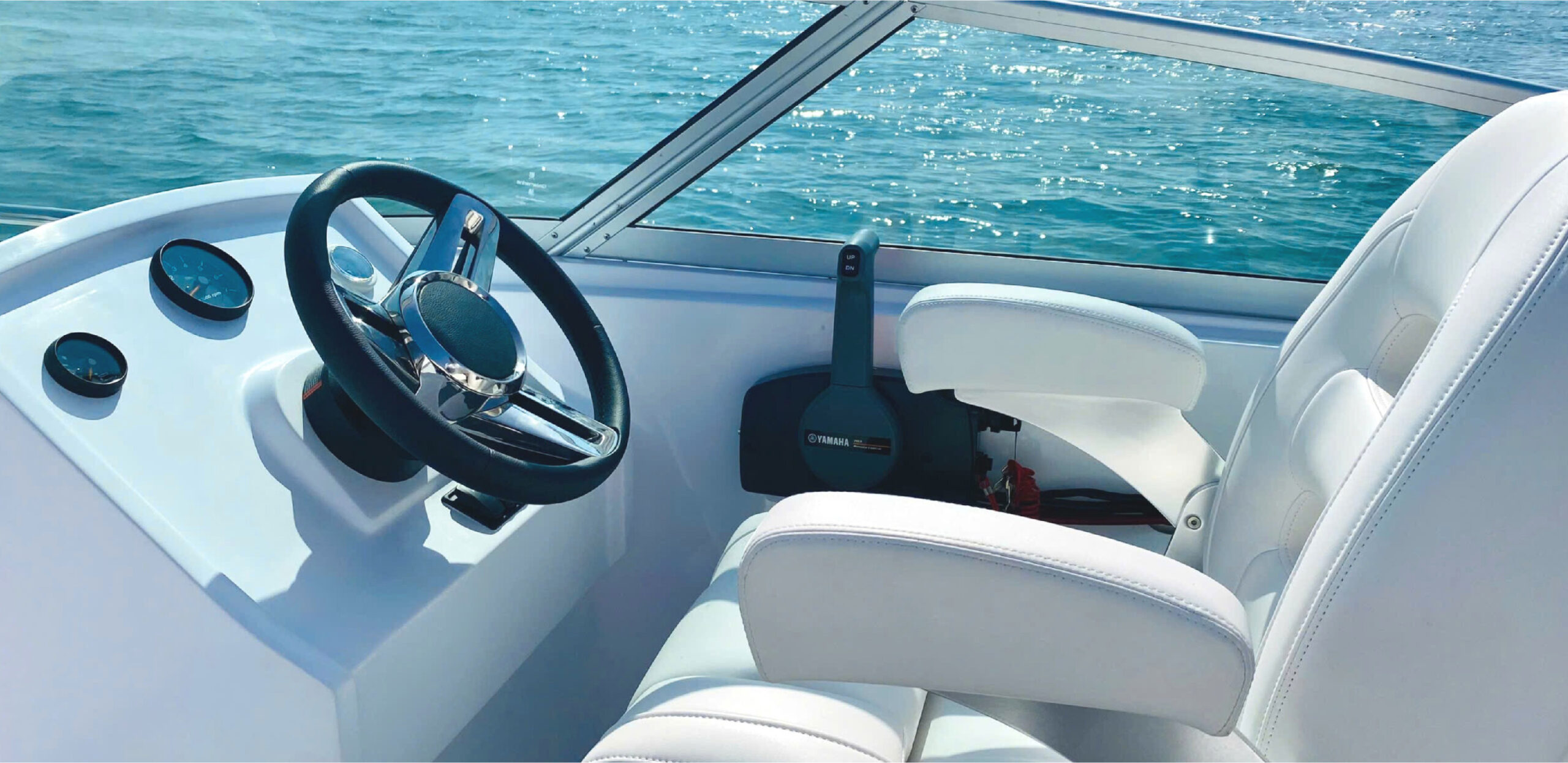 Cần điều khiển ca nô Sông Lô C6 trong khoang lái – Song Lo C6 throttle control inside helm station