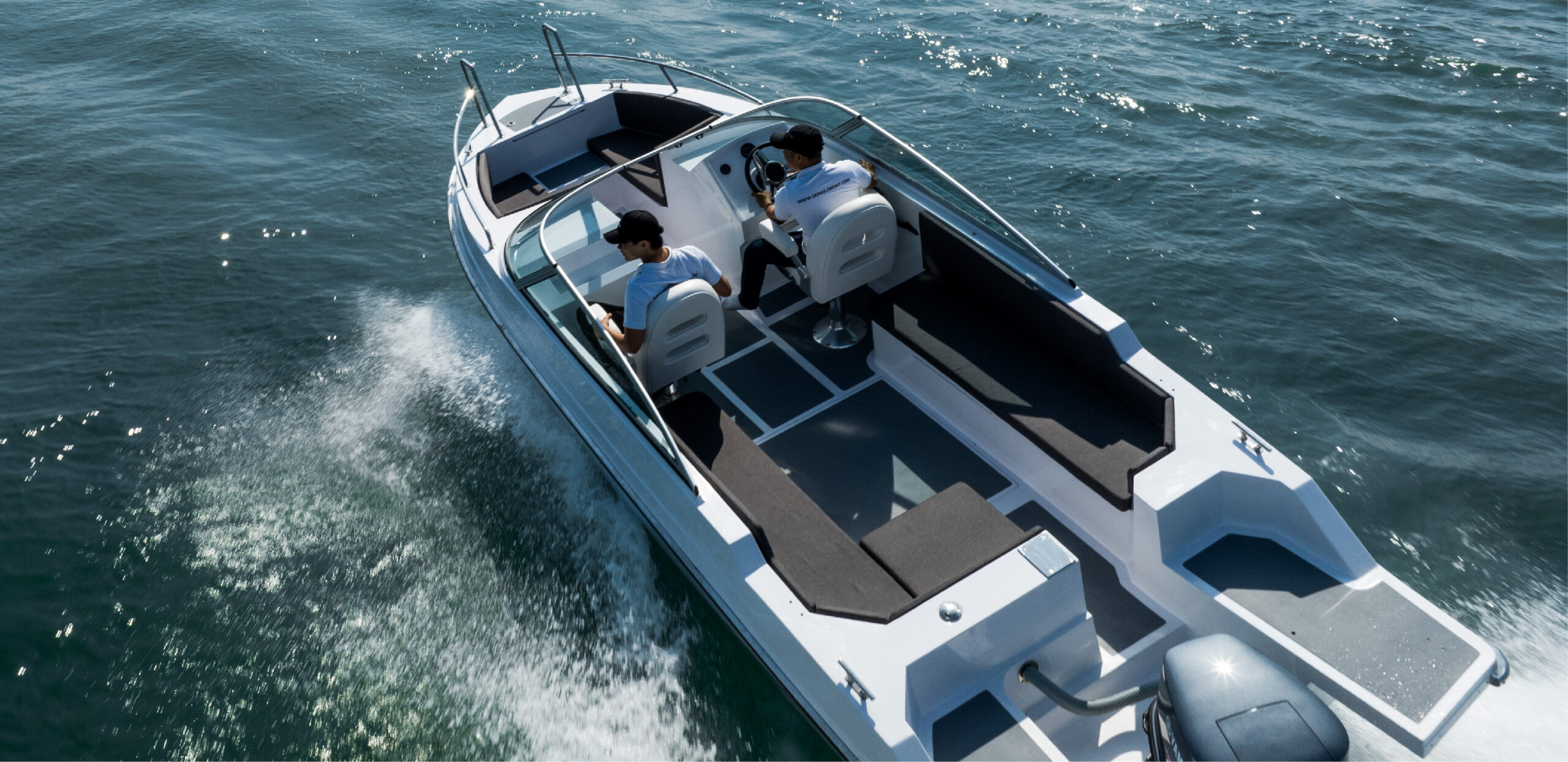 Khoang sau ca nô Sông Lô C6 với ghế bọc da và động cơ đôi – Song Lo C6 stern view with leather seats and twin outboard engines