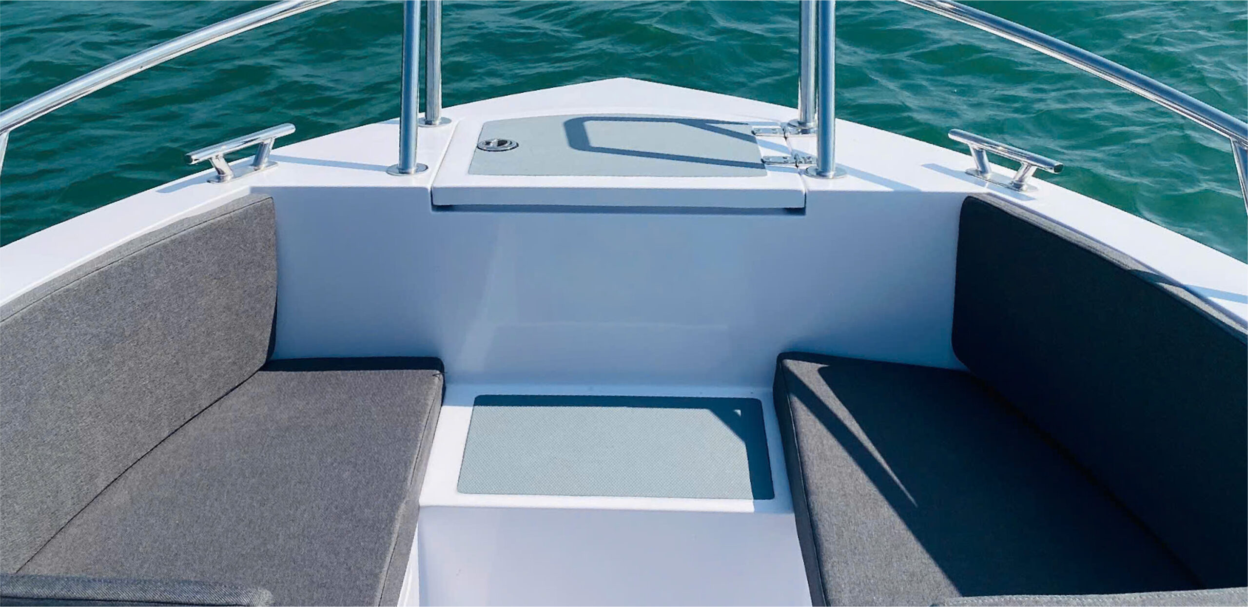Khoang chứa đồ rộng rãi trên mũi ca nô Sông Lô C6 – Spacious bow storage compartment on Song Lo C6