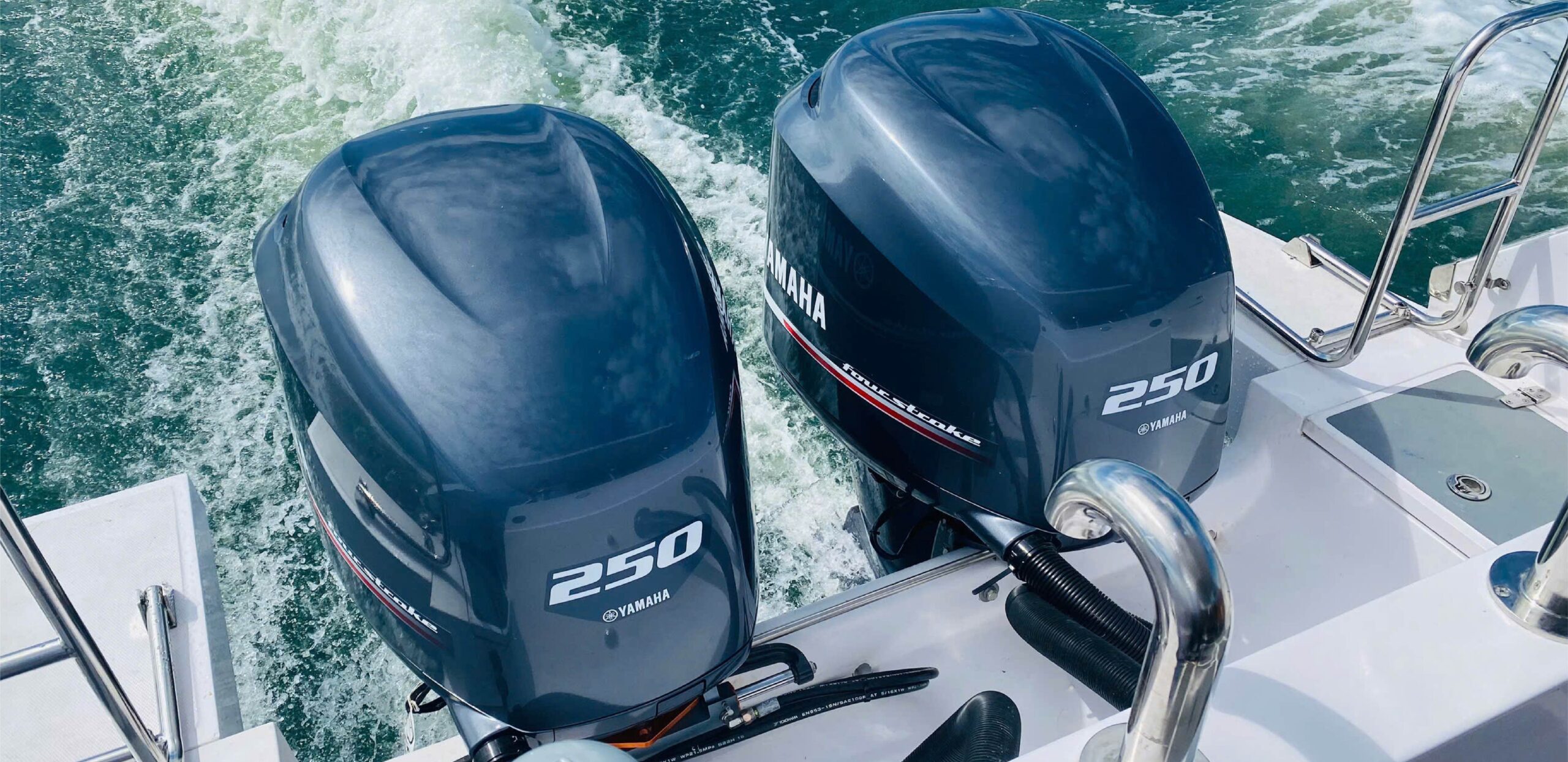 Động cơ Yamaha 250HP đôi trên tàu khách C12 Song Lo Boat, công suất mạnh mẽ cho tốc độ cao. Twin Yamaha 250HP outboard engines on C12 passenger boat by Song Lo Boat, powerful for high-speed operation.