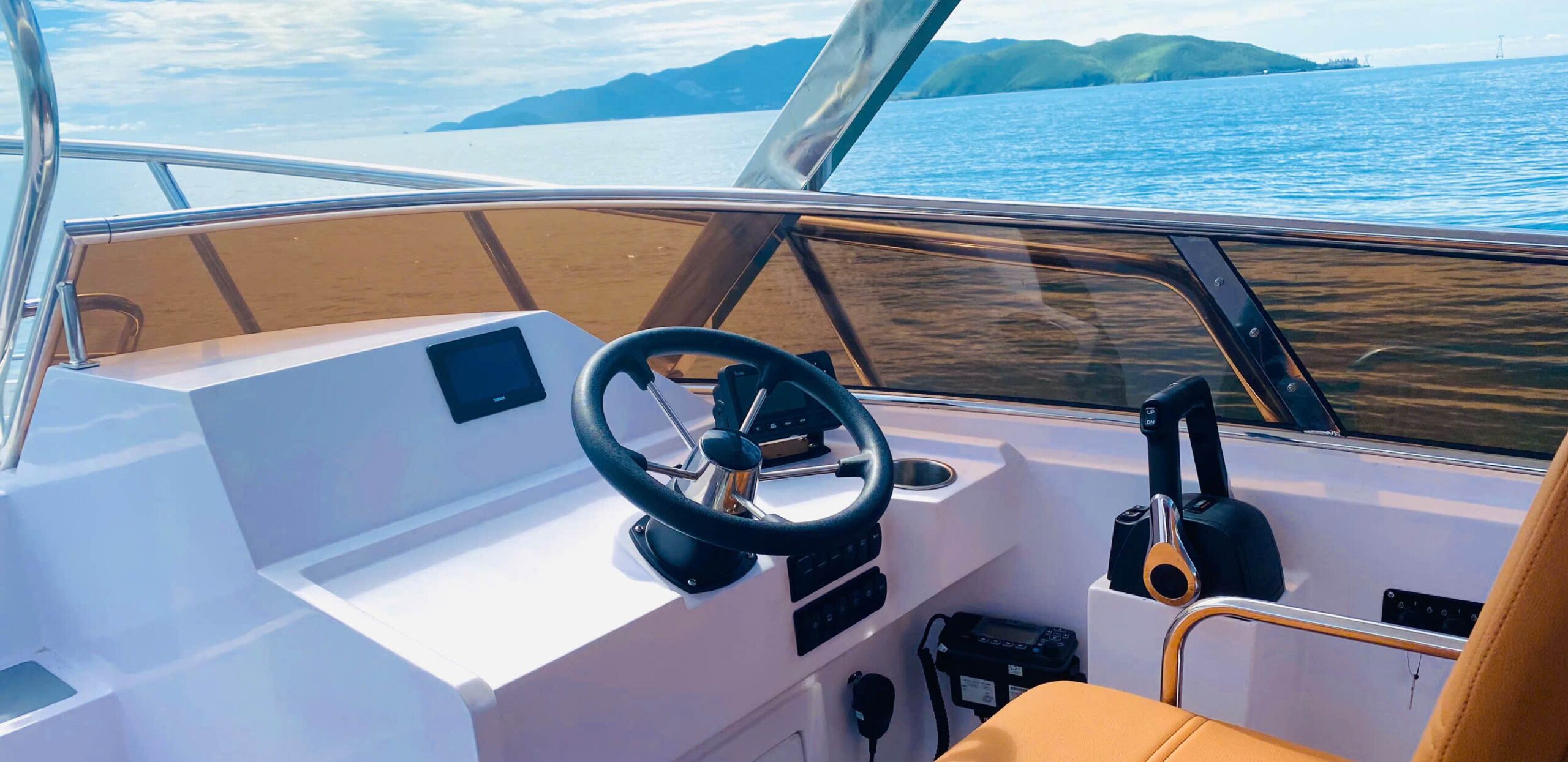 Buồng lái tàu khách C12 Song Lo Boat với vô lăng và bảng điều khiển, tối ưu trải nghiệm điều khiển. Cockpit of C12 passenger boat by Song Lo Boat with steering wheel and control panel, optimized driving experience.
