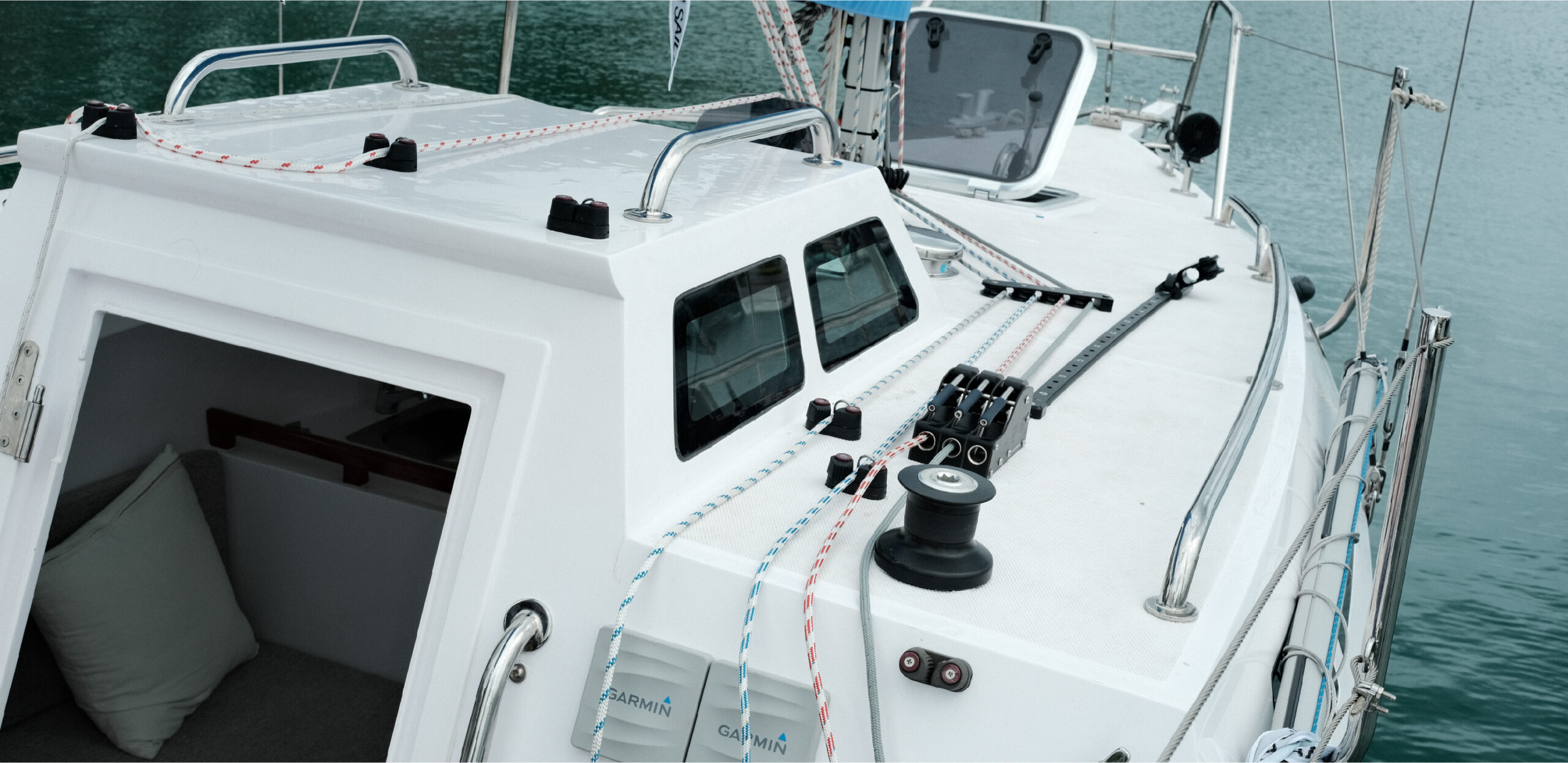 Buồng lái thuyền buồm Seanata 580 với thiết bị điều khiển và dây buồm hiện đại – Cockpit of Seanata 580 with modern sailing controls and rigging