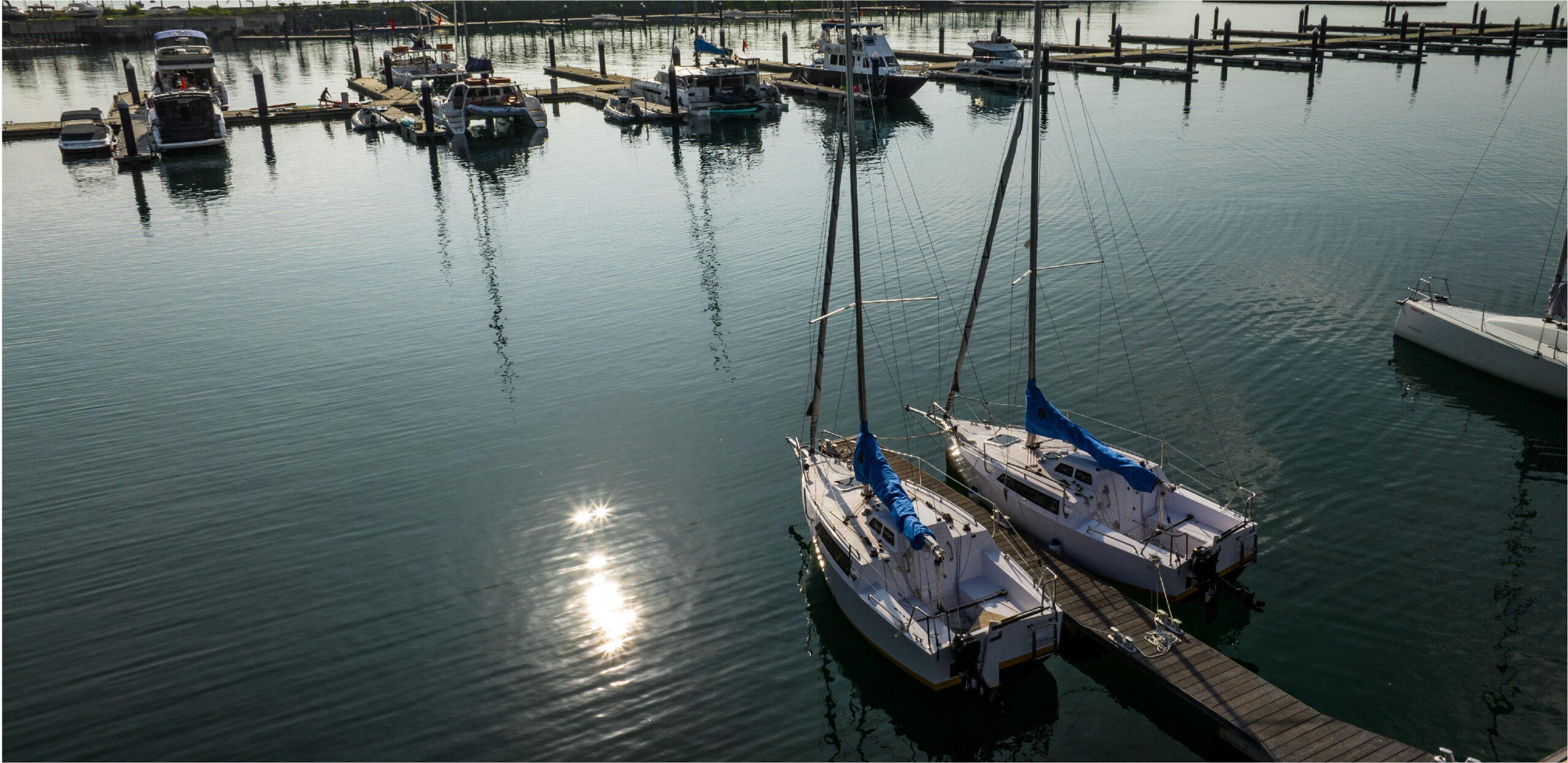 Hai chiếc Seanata 580 song song tại bến du thuyền, thiết kế nhỏ gọn linh hoạt – Two Seanata 580 yachts side by side at marina, compact and versatile