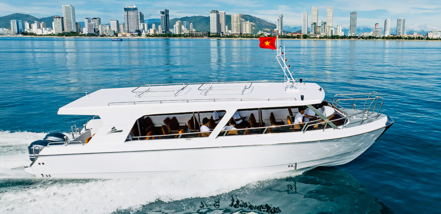 Tàu khách cao tốc C10 Song Lo Boat chạy trên biển Nha Trang với cờ Việt Nam. High-speed passenger boat C10 Song Lo Boat cruising in Nha Trang with Vietnam flag.