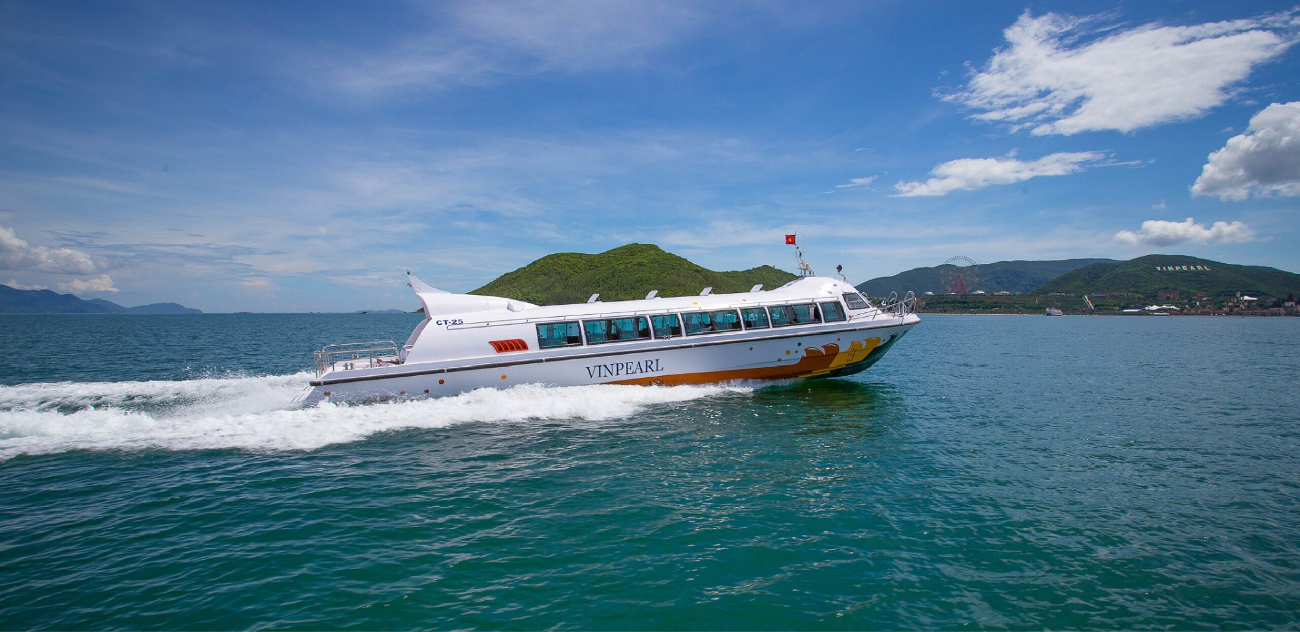 P19 chạy ven đảo, tàu khách cao tốc thân FRP trắng / Song Lo P19 high-speed passenger boat running near an island