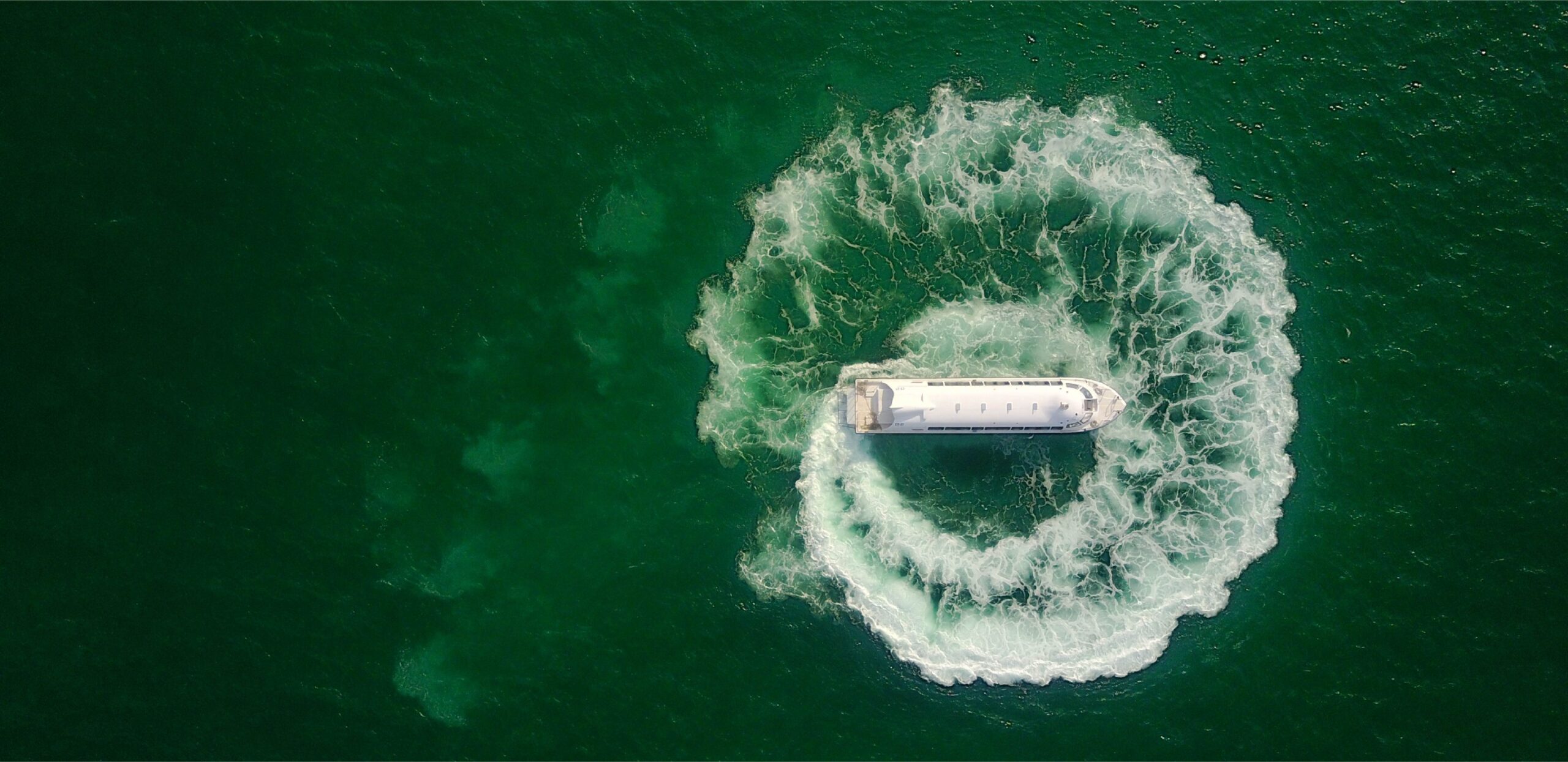 P19 bẻ lái tạo vòng sóng tròn / Top-down drone shot: P19 turning, forming a circular wake