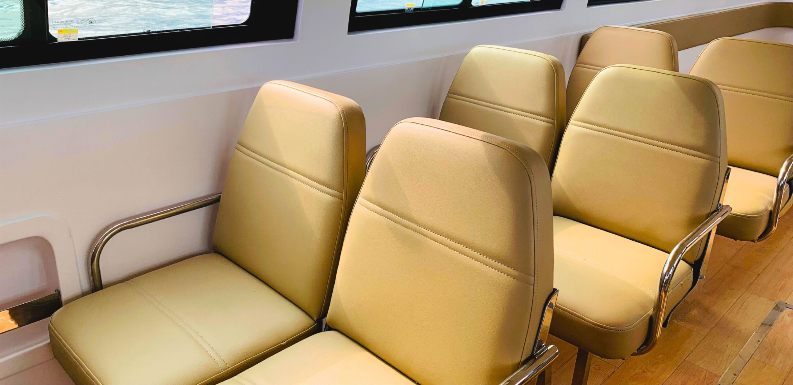 Khoang hành khách P19 – ghế bọc da màu be / P19 passenger cabin – beige upholstered seats