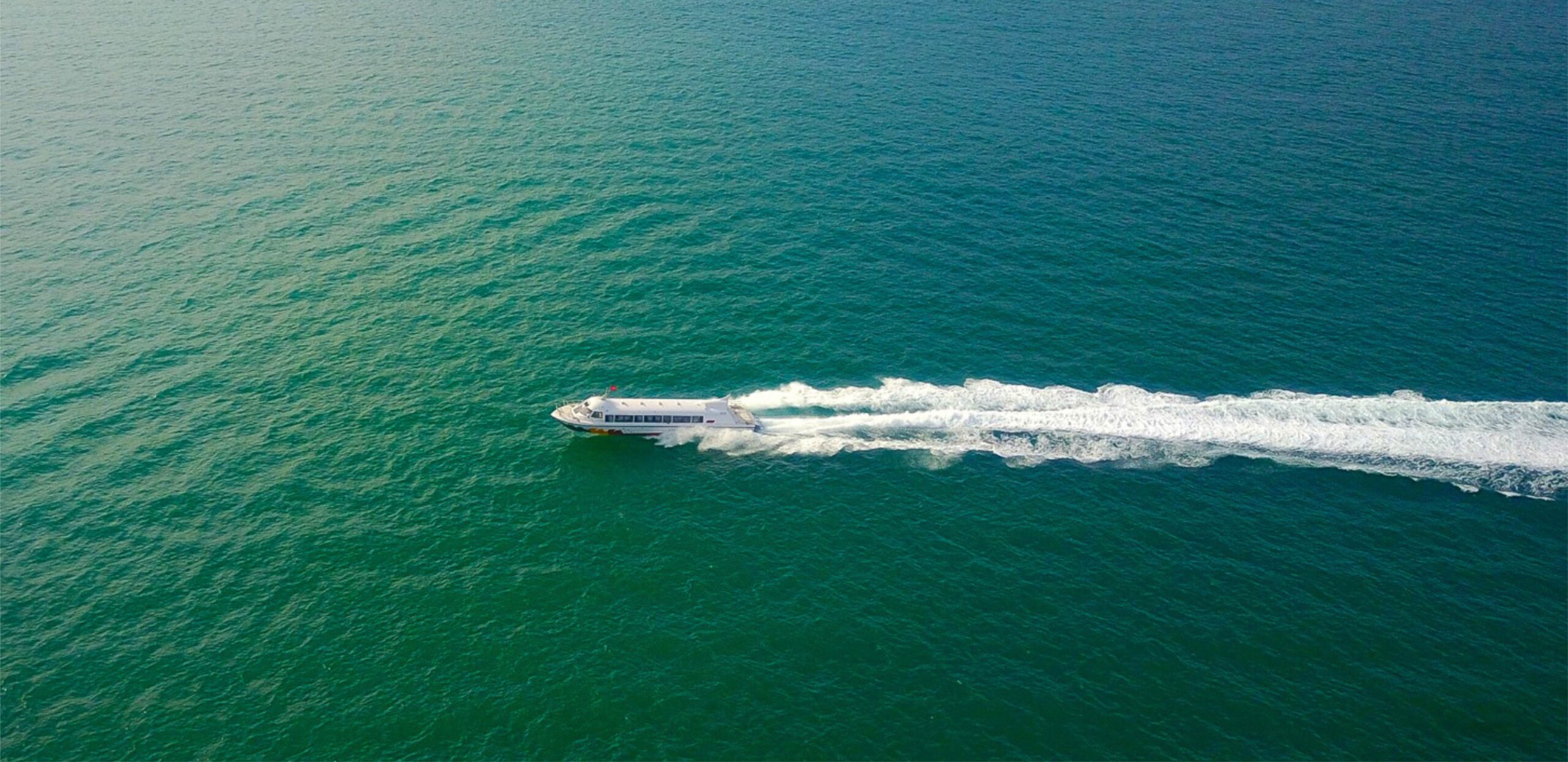 P19 chạy nhanh, để lại vệt nước dài / Aerial view: P19 at speed leaving a long wake
