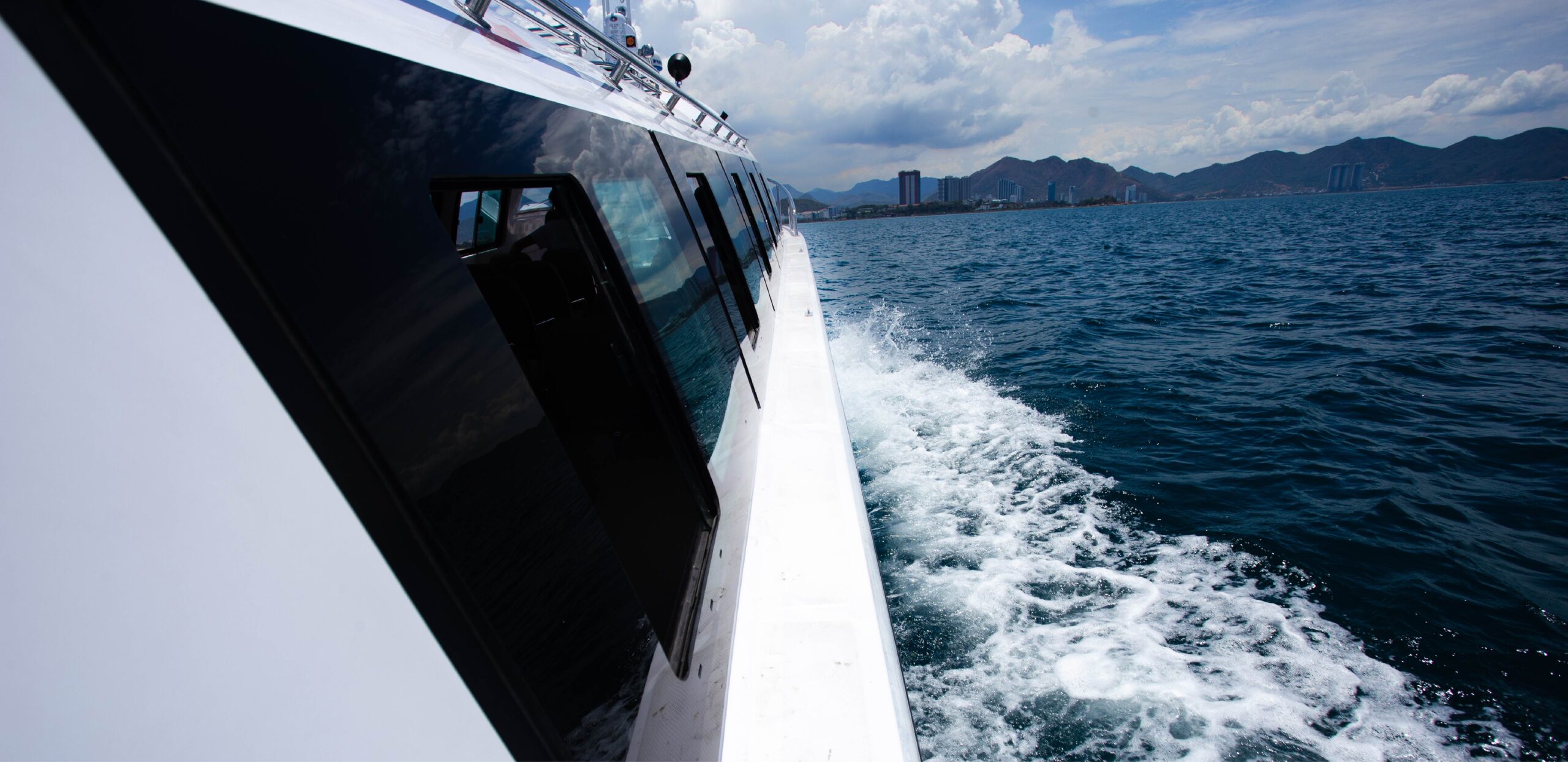 Góc nhìn dọc mạn phải P19, sóng nước phía lái / View along P19 starboard side with wake astern